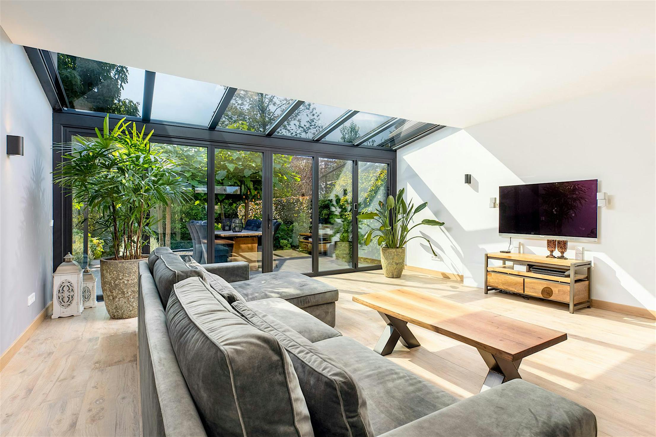 NW Aluminum 840 Modern living room with a large glass wall - Closed interior