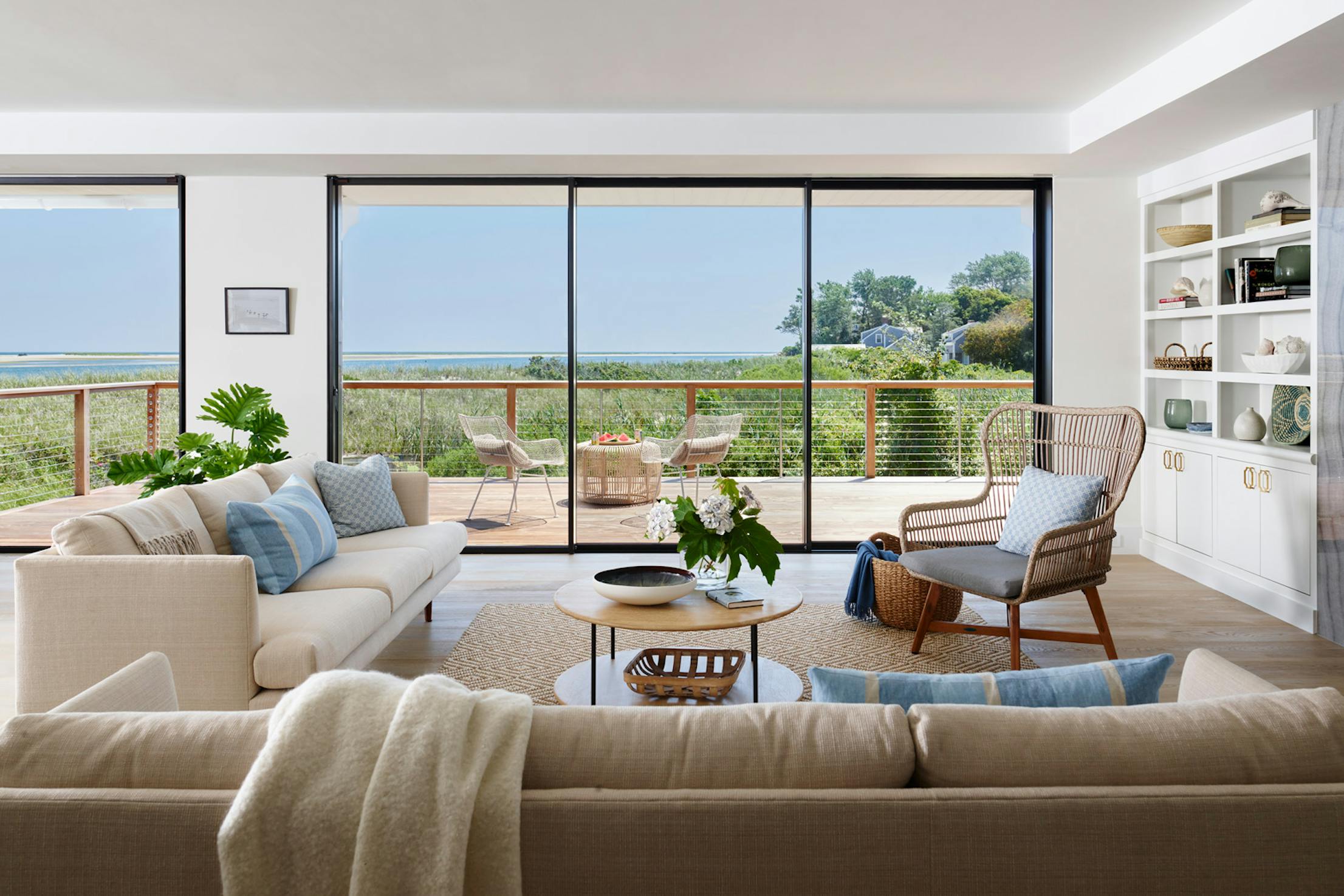 Oceanfront living room - Floor-to-ceiling sliding glass walls