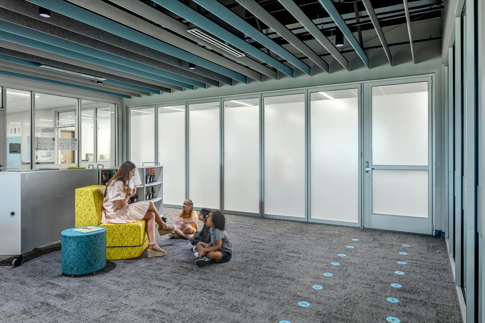 Folding glass walls in a classroom collaborative environment - Closed interior