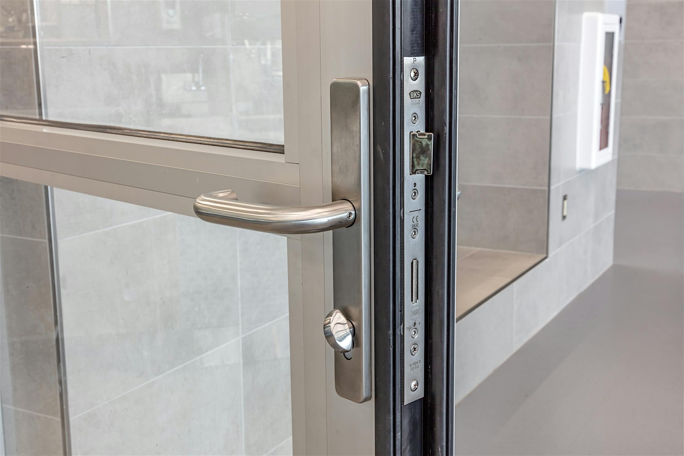 Acoustical movable glass walls at Minett Elementary- commercial locking