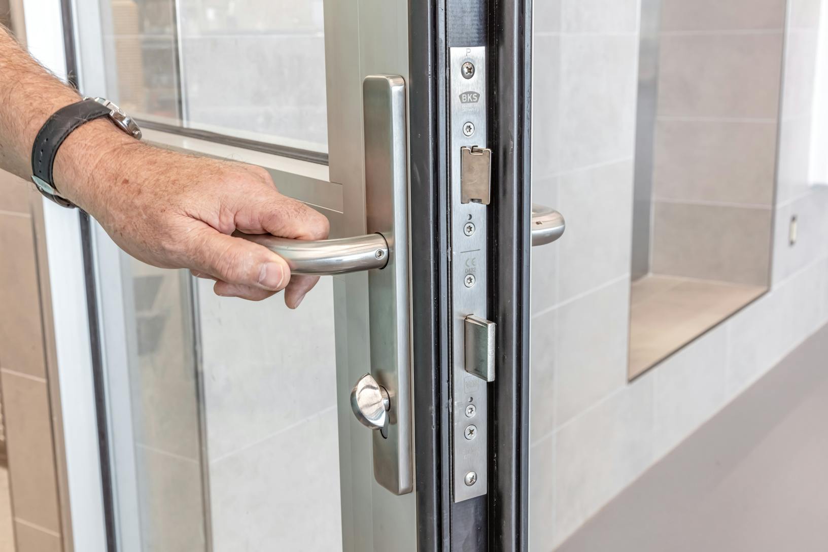 Acoustical movable glass walls - ADA compliant commercial locking options