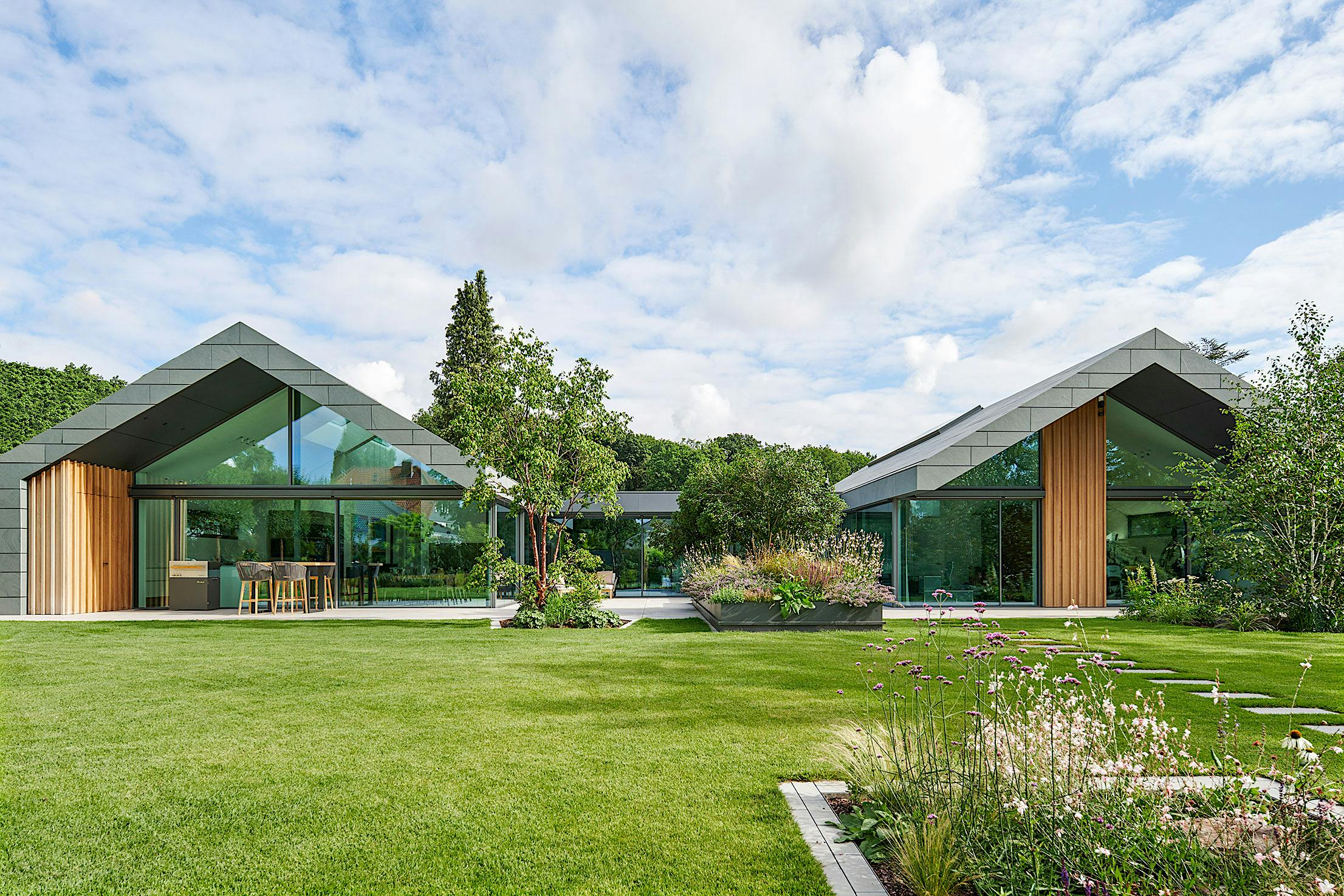 Front yard residential with cero minimal glass walls